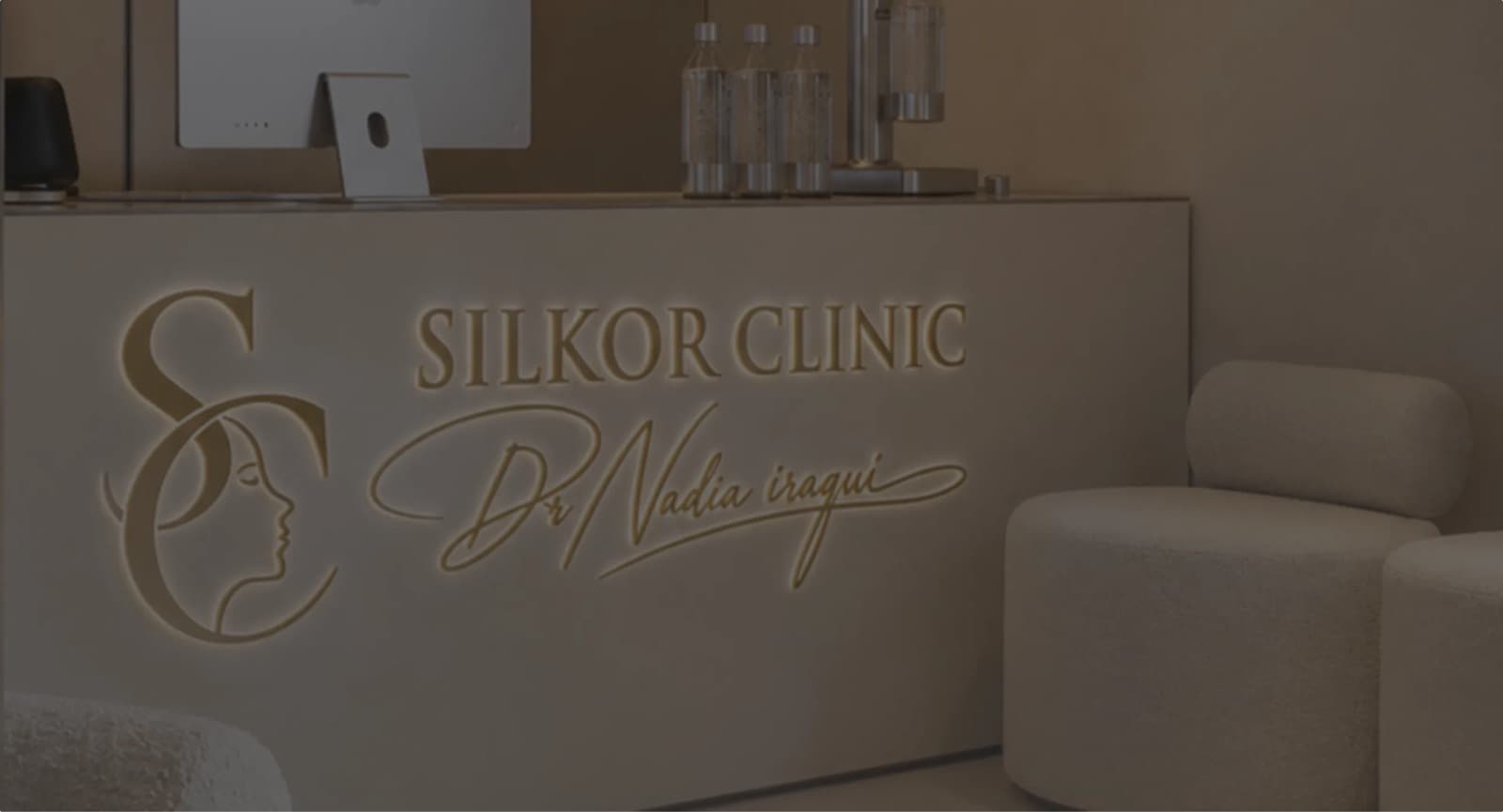 Banque d'accueil du cabinet, portant l'enseigne Silkor Clinic.